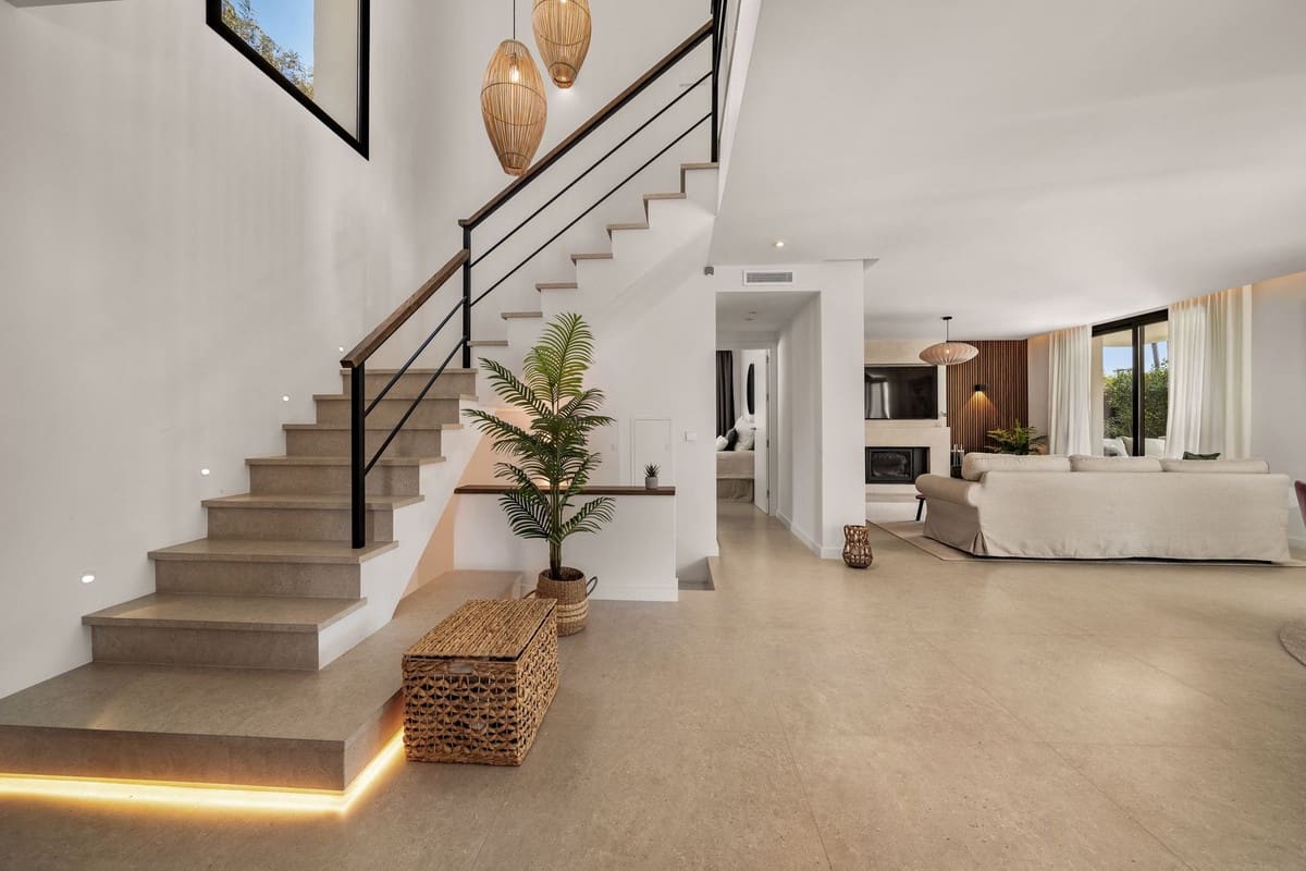 4 bedroom Villa for sale in Nueva Andalucia with pool garage - € 2,650,000 (Ref: 9734216)