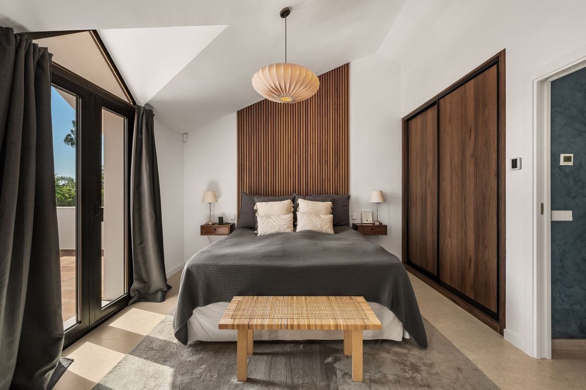 4 bedroom Villa for sale in Nueva Andalucia with pool garage - € 2,650,000 (Ref: 9734216)