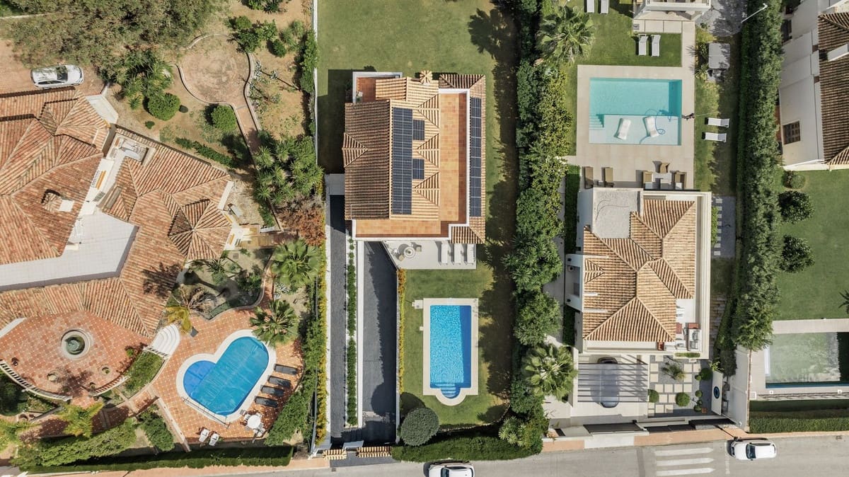 4 bedroom Villa for sale in Nueva Andalucia with pool garage - € 2,650,000 (Ref: 9734216)
