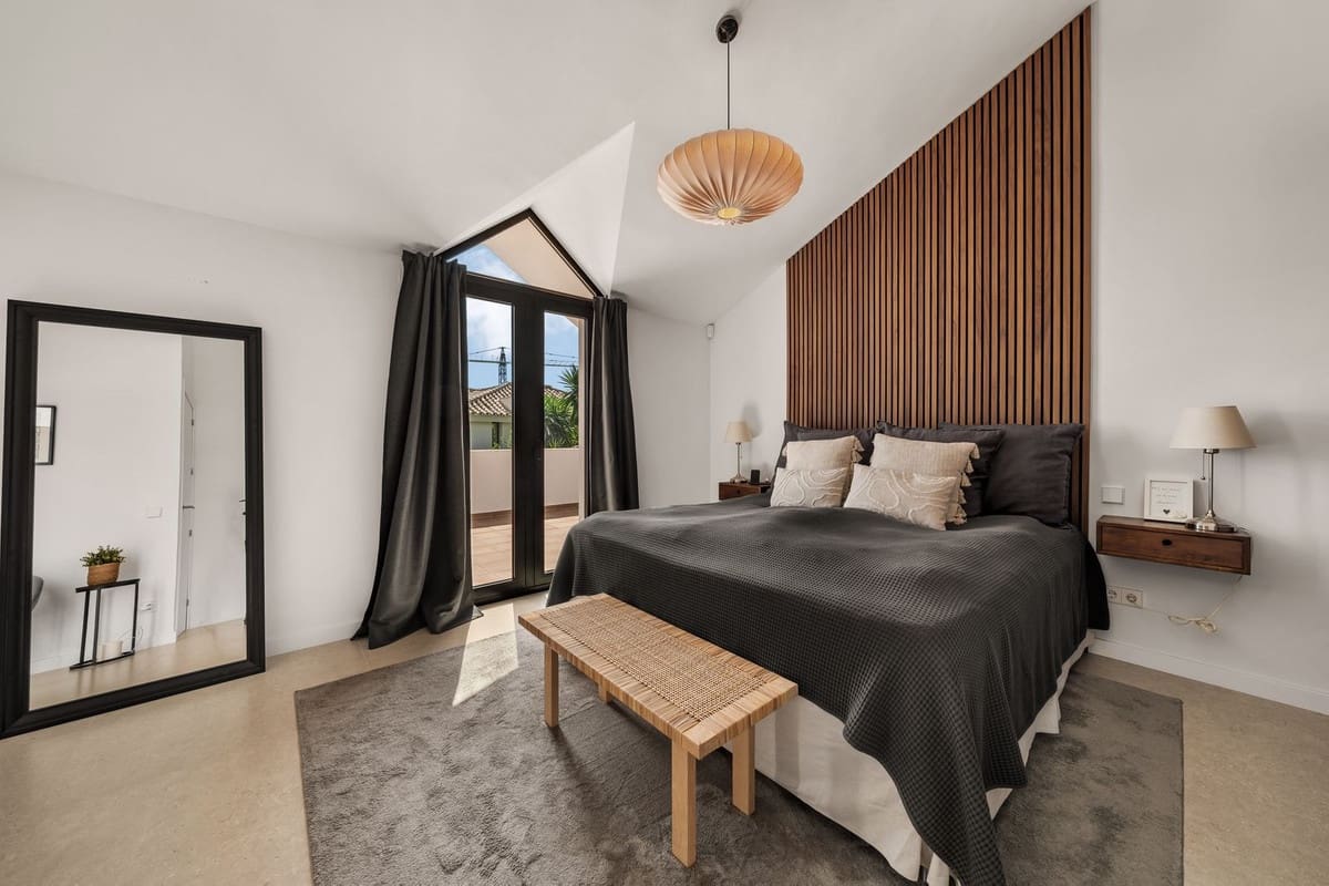 4 bedroom Villa for sale in Nueva Andalucia with pool garage - € 2,650,000 (Ref: 9734216)