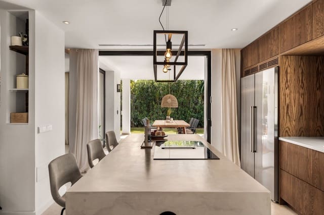 4 soveværelse Villa til salg i Nueva Andalucia, Marbella med swimmingpool garage - € 2.650.000 (Ref: 9734216)