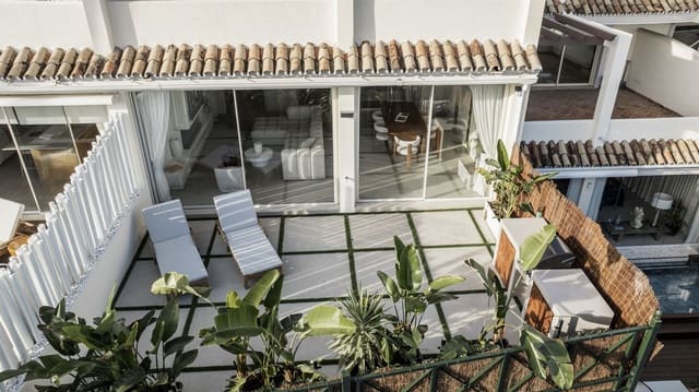 3 chambre Appartement à vendre à Nueva Andalucia, Marbella avec piscine garage - 1 090 000 € (Ref: 9771014)