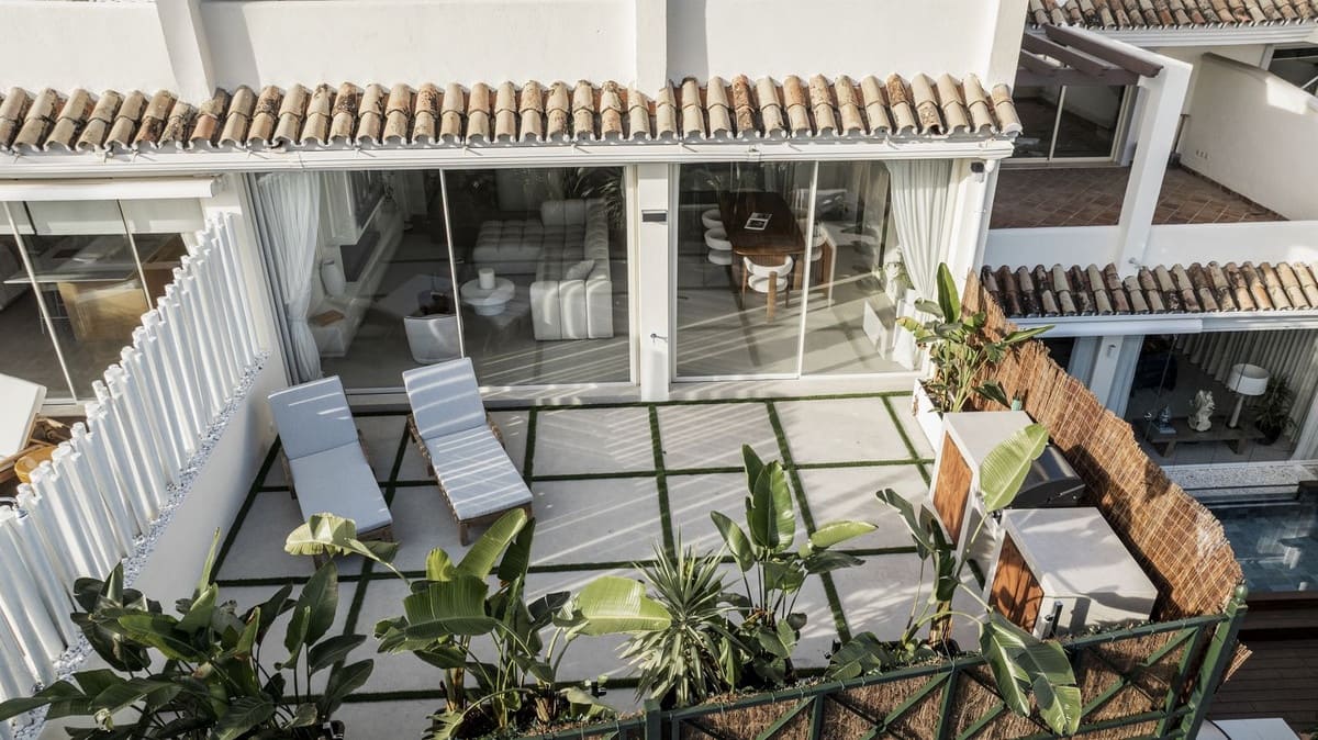 3 bedroom Apartment for sale in Nueva Andalucia with pool garage - € 1,090,000 (Ref: 9771014)