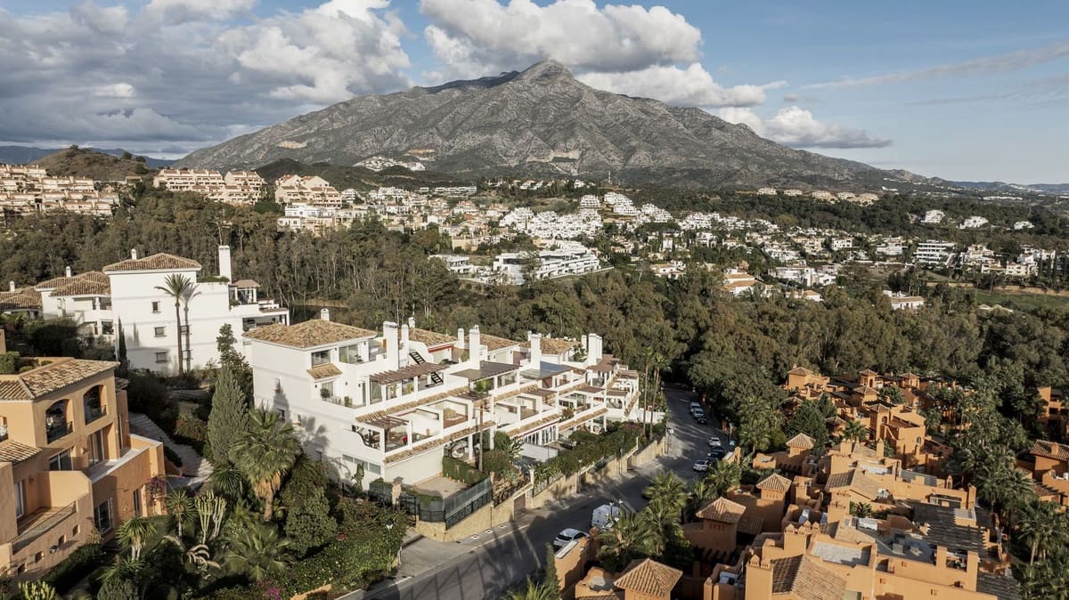 3 bedroom Apartment for sale in Nueva Andalucia with pool garage - € 1,090,000 (Ref: 9771014)