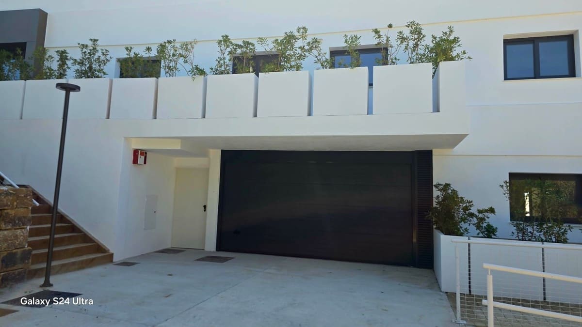 3 bedroom Apartment for rent in Estepona with pool garage - € 2,500 (Ref: 9775995)