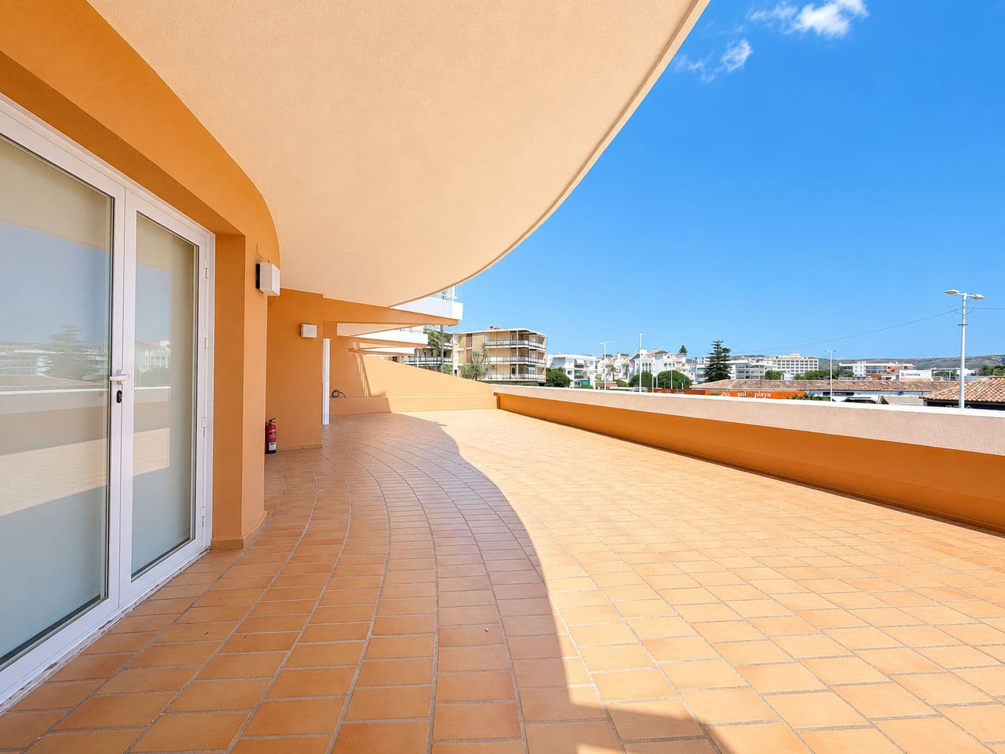 2 slaapkamer Appartement te huur in Arenal met zwembad - € 1.800 (Ref: 9983814)