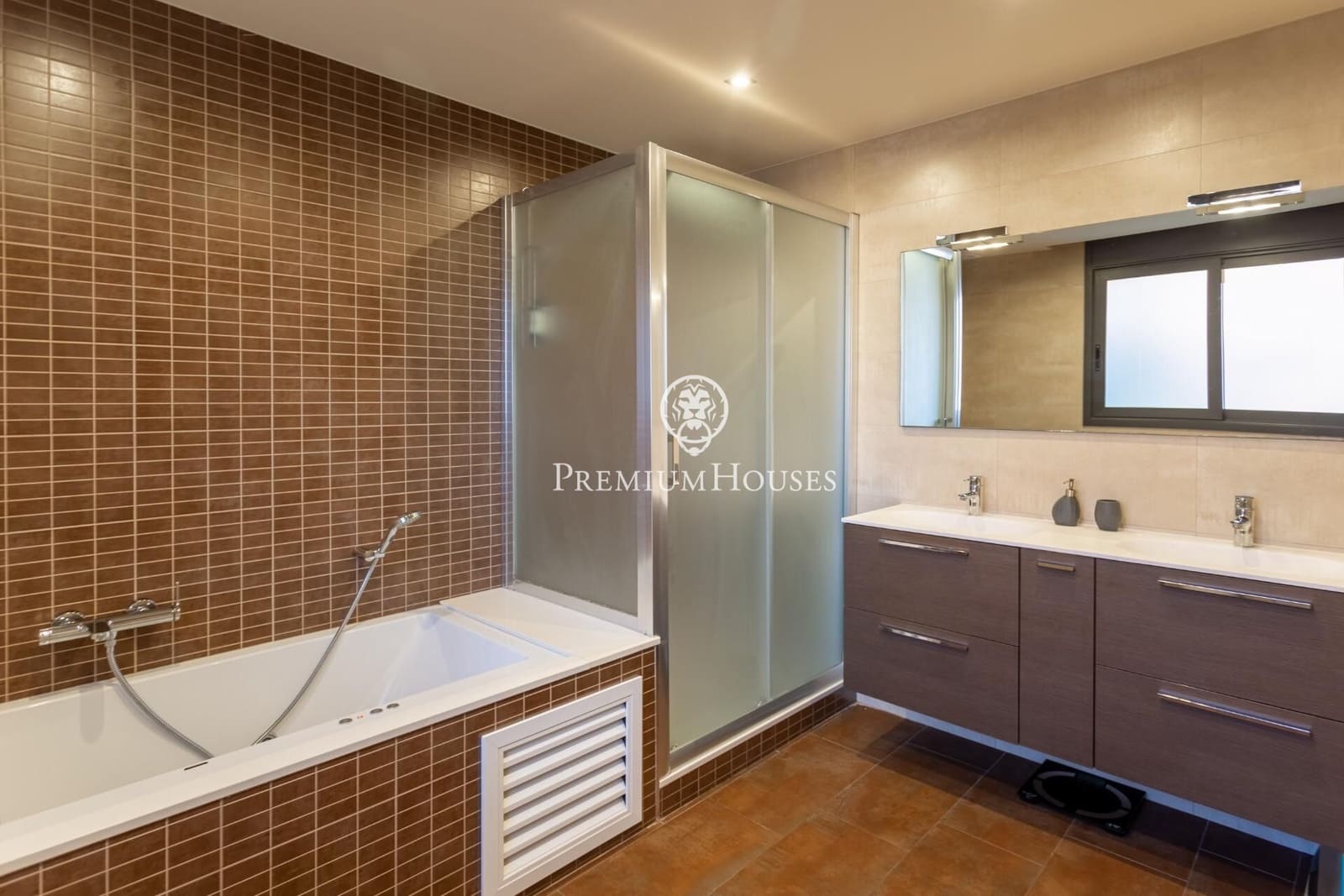 5 sypialnia Willa na sprzedaż w Premia de Dalt z basenem garażem - 1 095 000 € (Ref: 10030611)