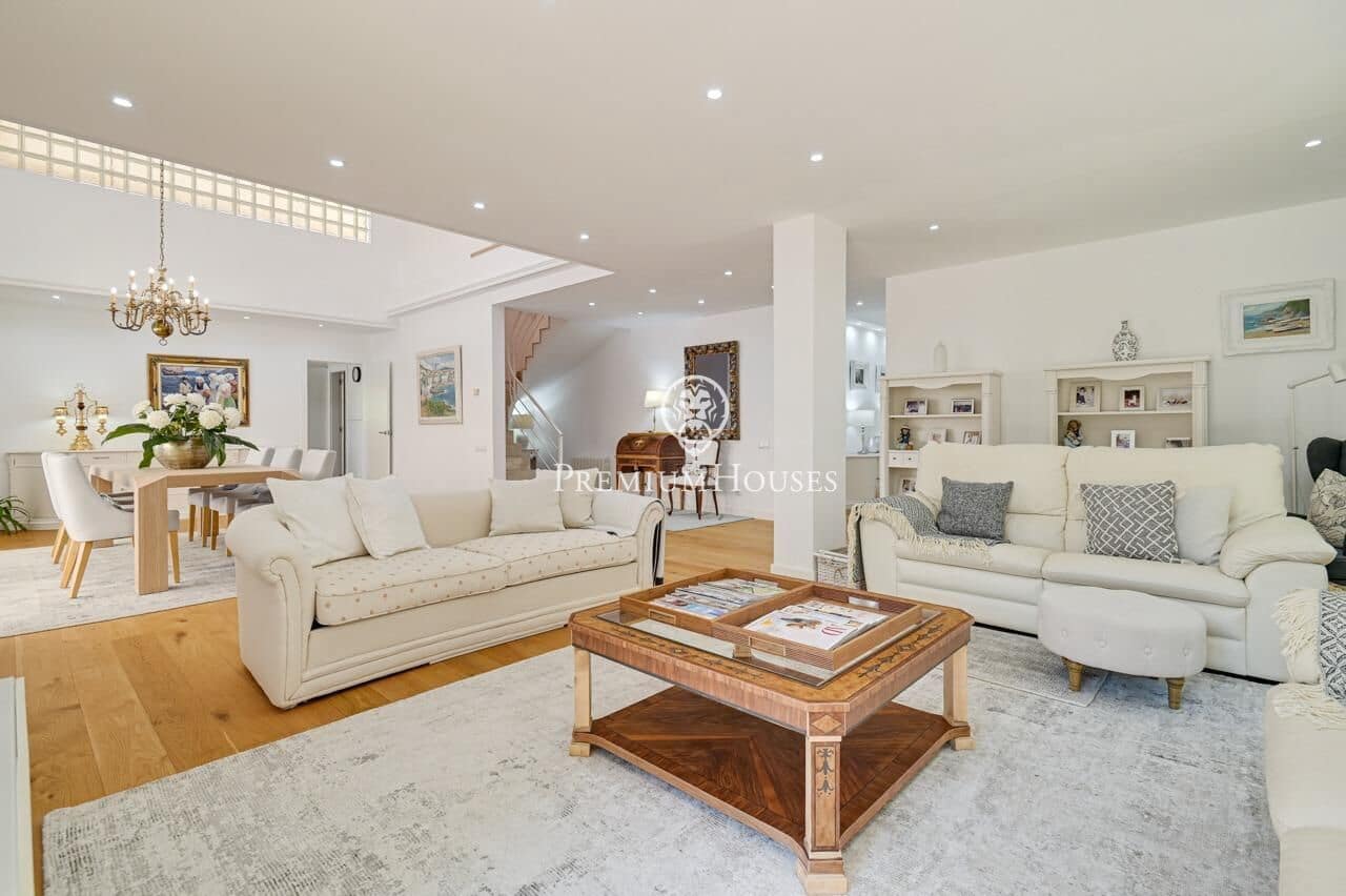 4 bedroom Villa for sale in Tiana with pool garage - € 1,850,000 (Ref: 10041162)