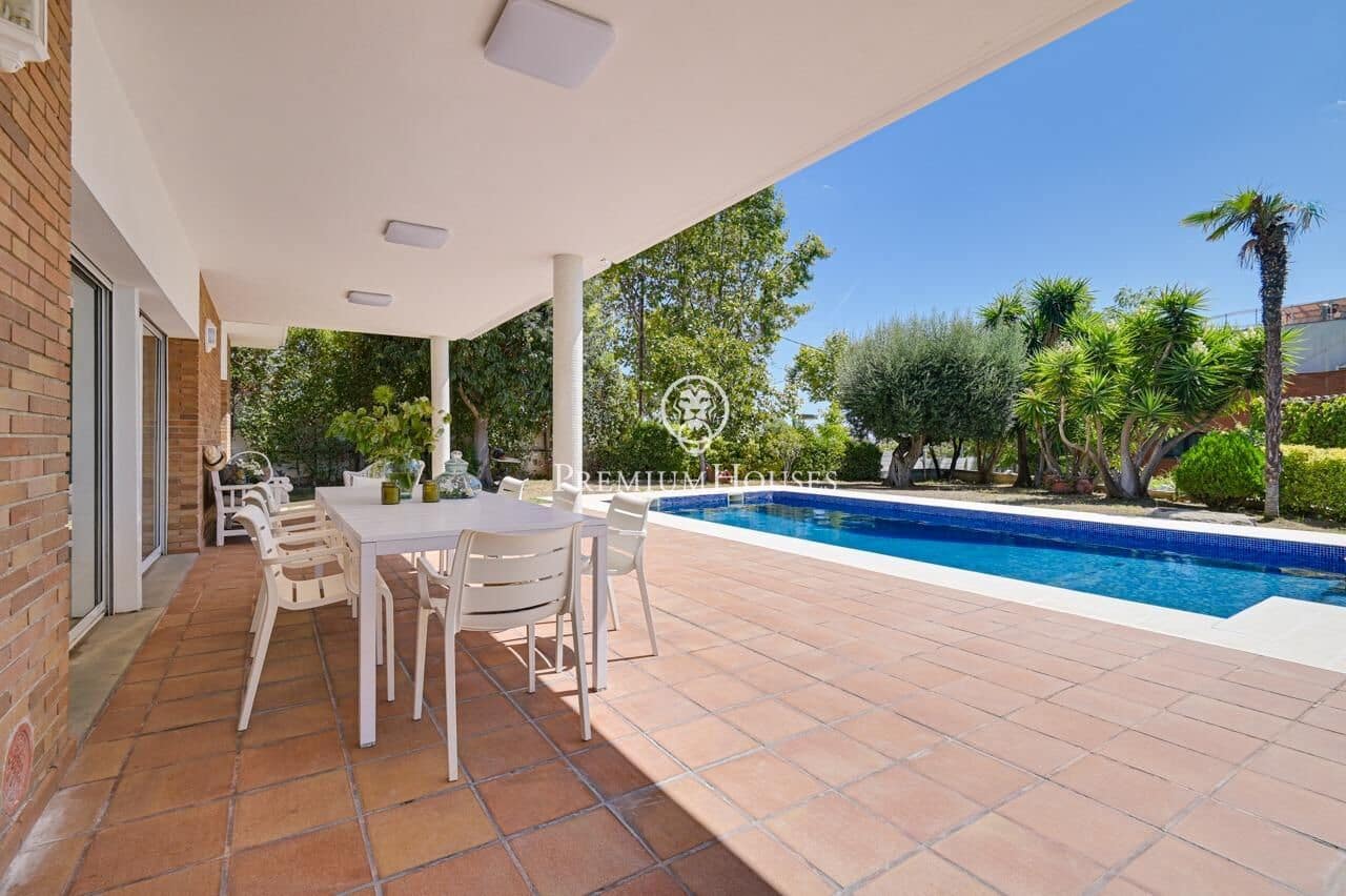 4 bedroom Villa for sale in Tiana with pool garage - € 1,850,000 (Ref: 10041162)