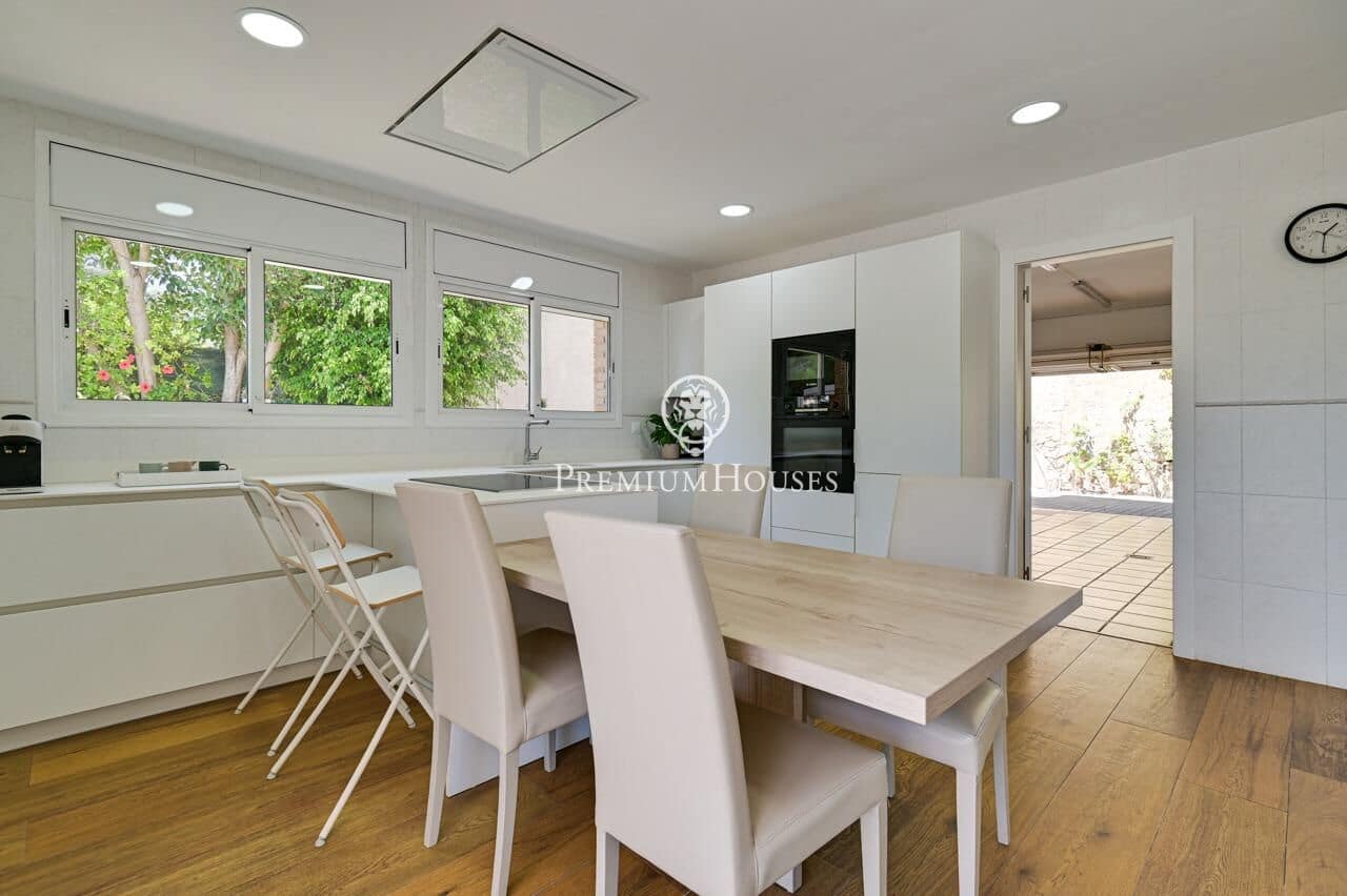 4 bedroom Villa for sale in Tiana with pool garage - € 1,850,000 (Ref: 10041162)