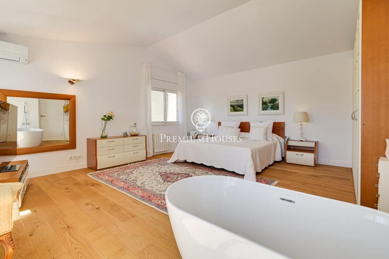 4 bedroom Villa for sale in Tiana with pool garage - € 1,850,000 (Ref: 10041162)