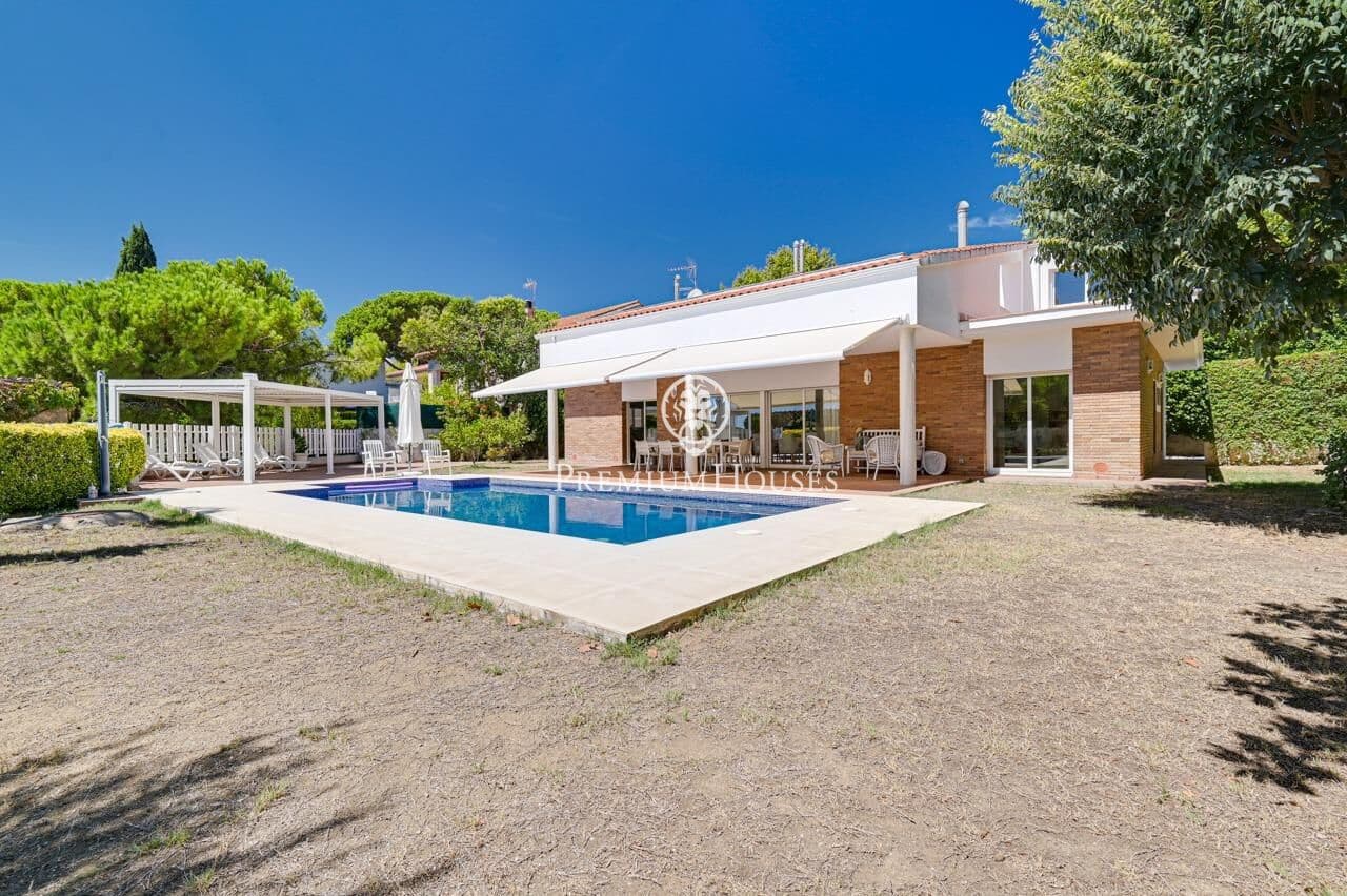 4 bedroom Villa for sale in Tiana with pool garage - € 1,850,000 (Ref: 10041162)