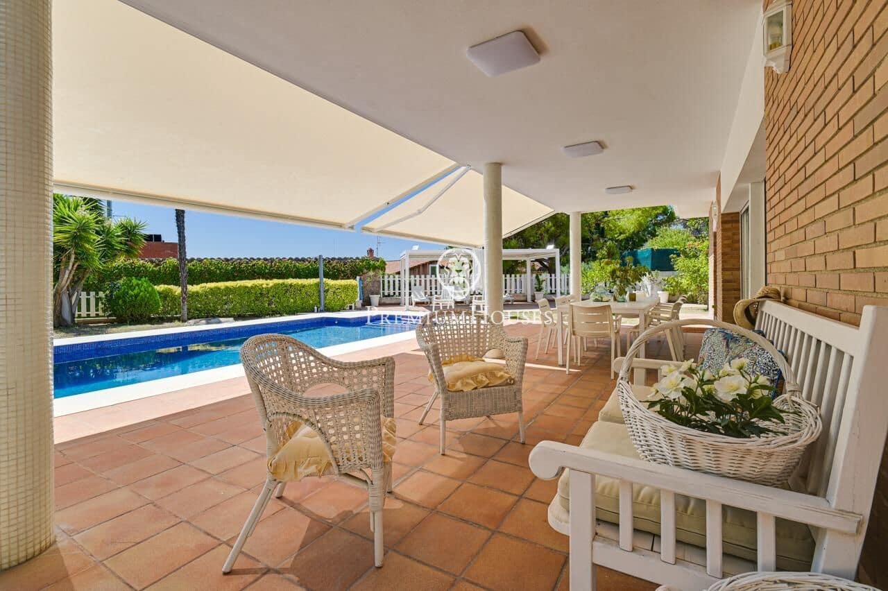 4 bedroom Villa for sale in Tiana with pool garage - € 1,850,000 (Ref: 10041162)