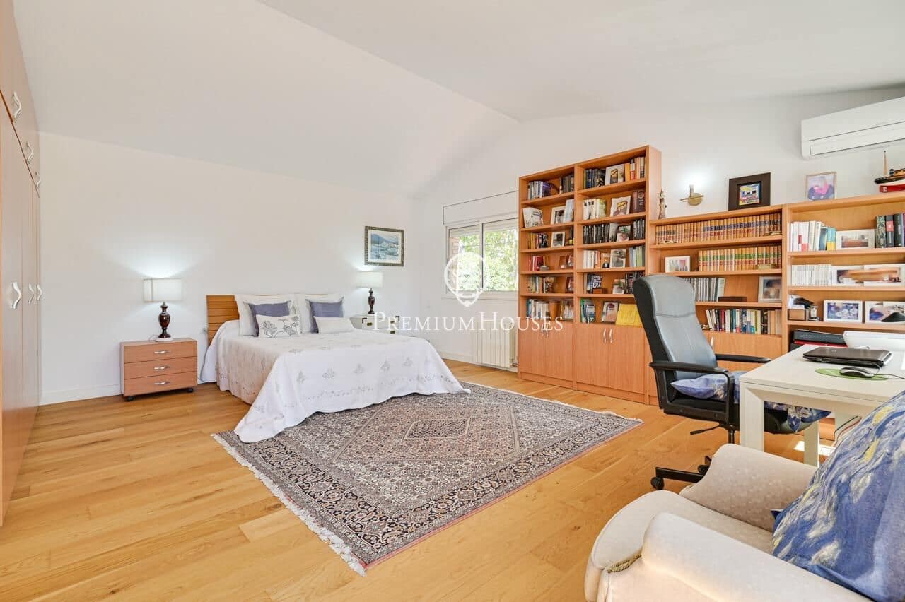 4 bedroom Villa for sale in Tiana with pool garage - € 1,850,000 (Ref: 10041162)