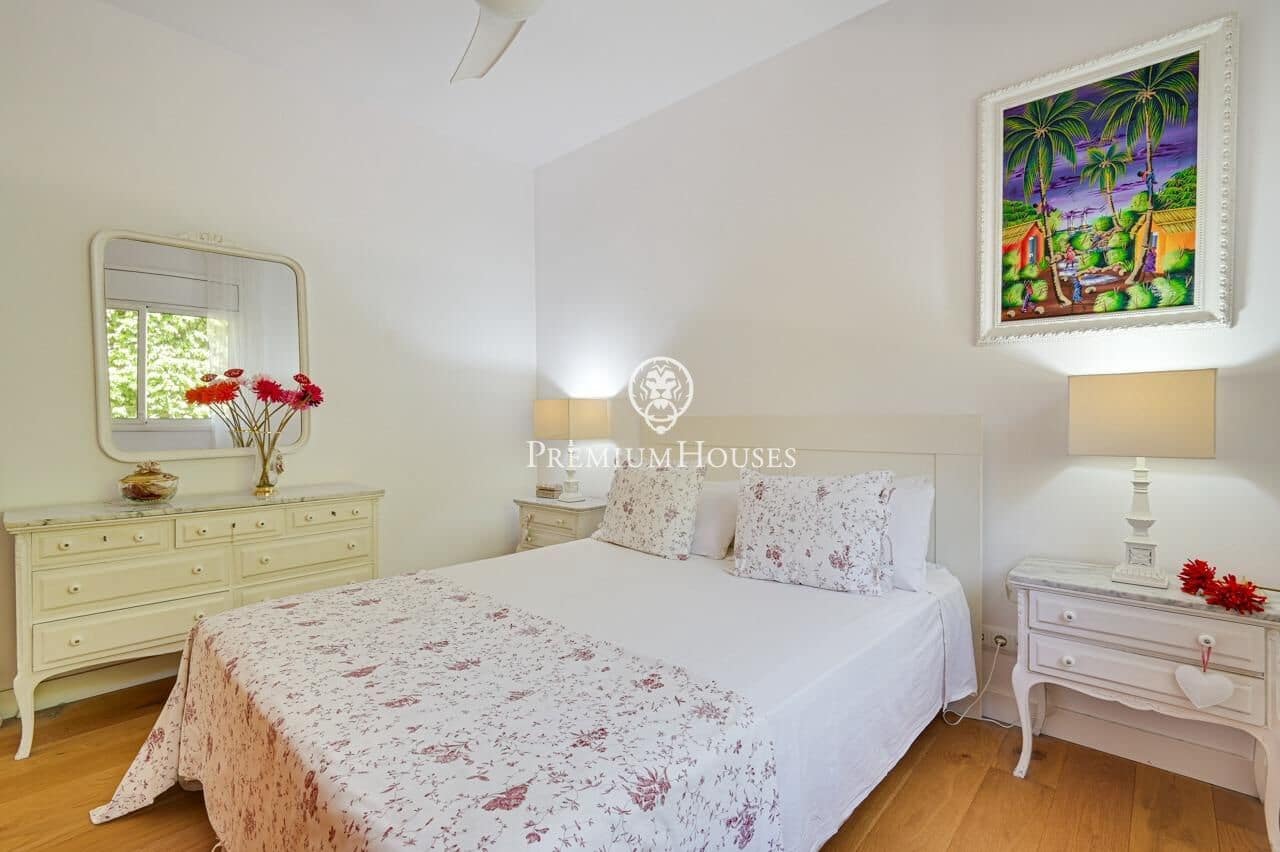 4 bedroom Villa for sale in Tiana with pool garage - € 1,850,000 (Ref: 10041162)