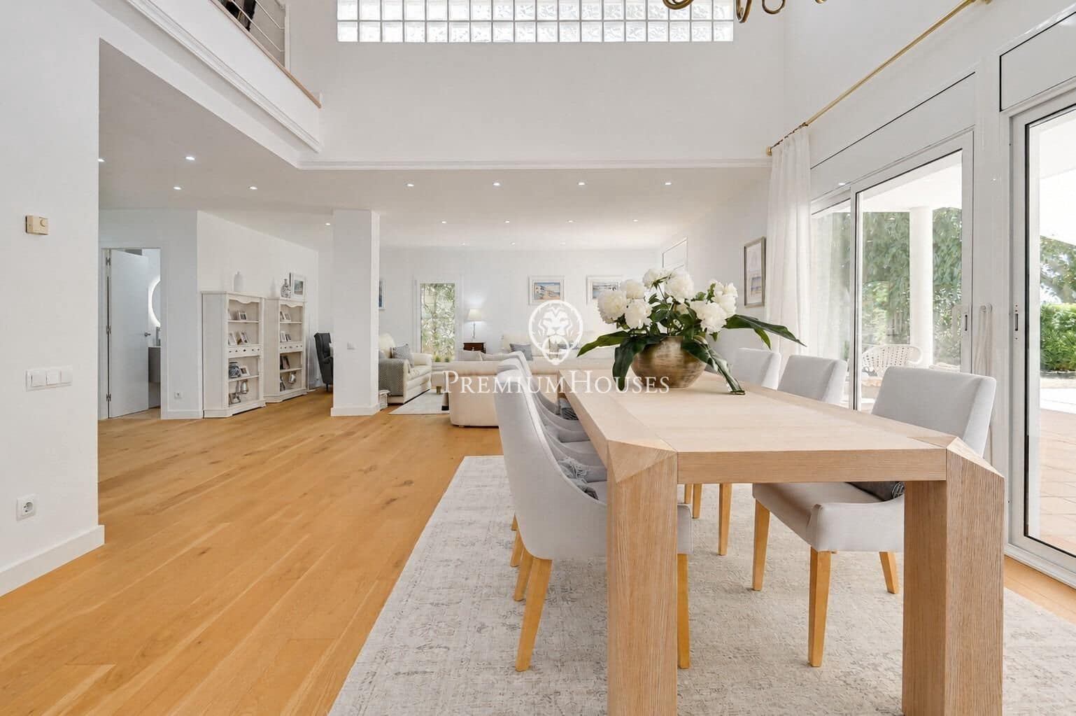4 bedroom Villa for sale in Tiana with pool garage - € 1,850,000 (Ref: 10041162)