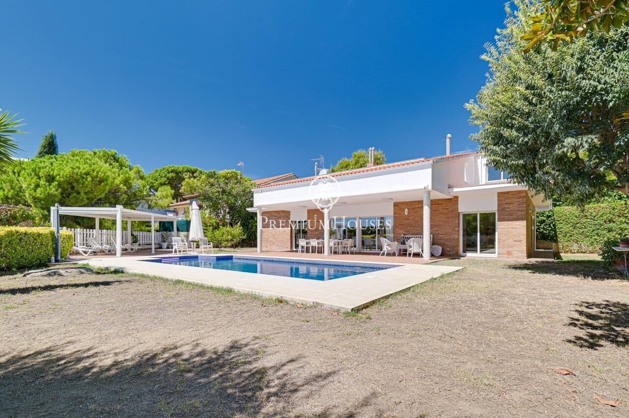 4 bedroom Villa for sale in Tiana with pool garage - € 1,850,000 (Ref: 10041162)