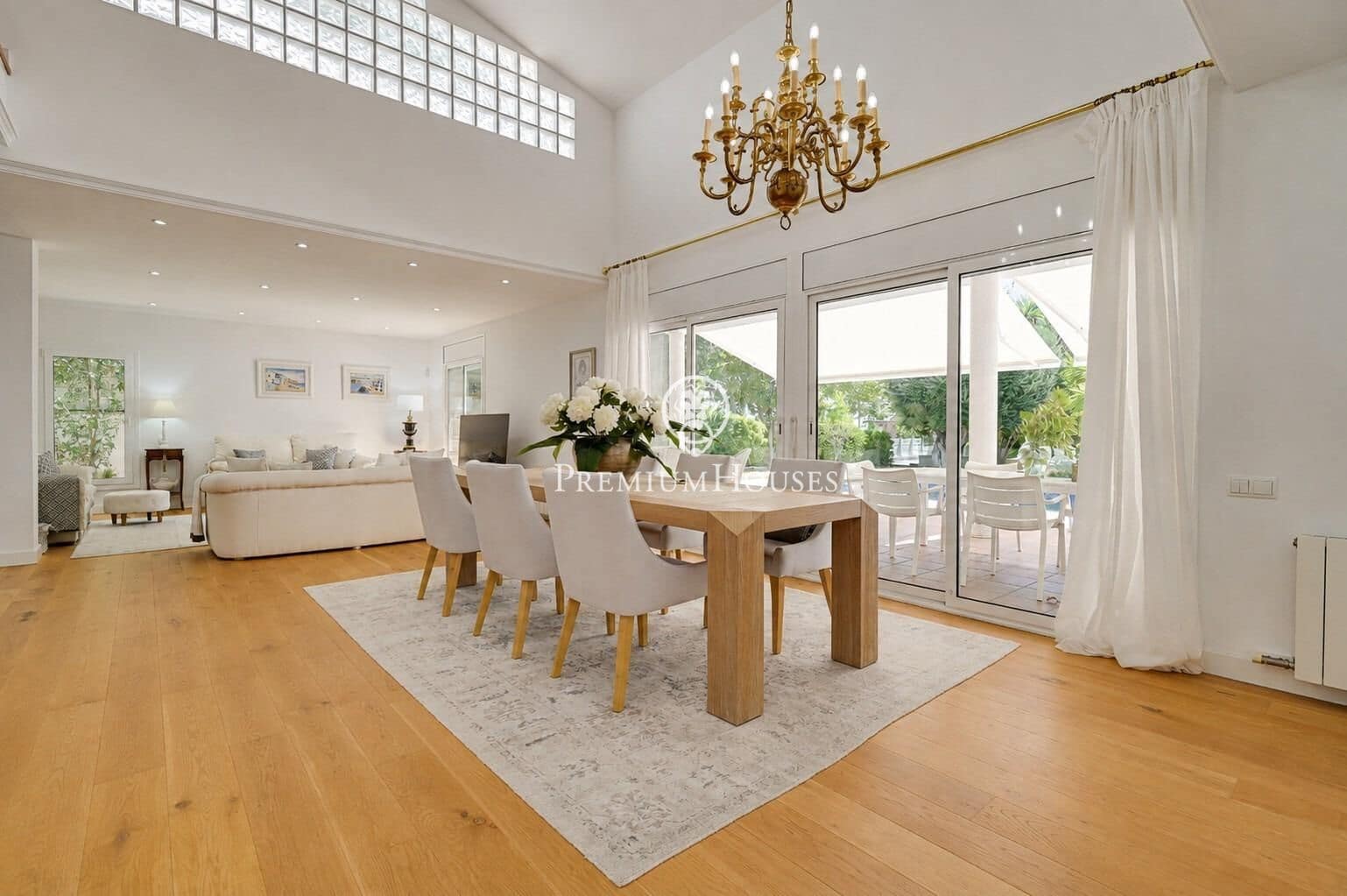 4 bedroom Villa for sale in Tiana with pool garage - € 1,850,000 (Ref: 10041162)