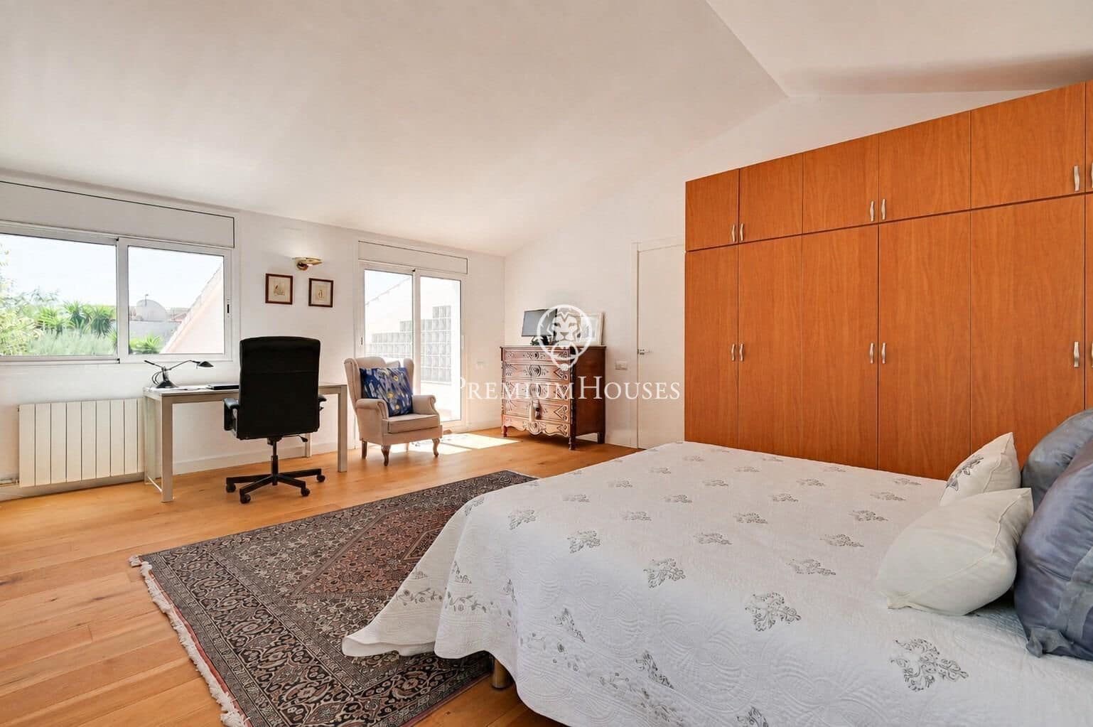 4 bedroom Villa for sale in Tiana with pool garage - € 1,850,000 (Ref: 10041162)