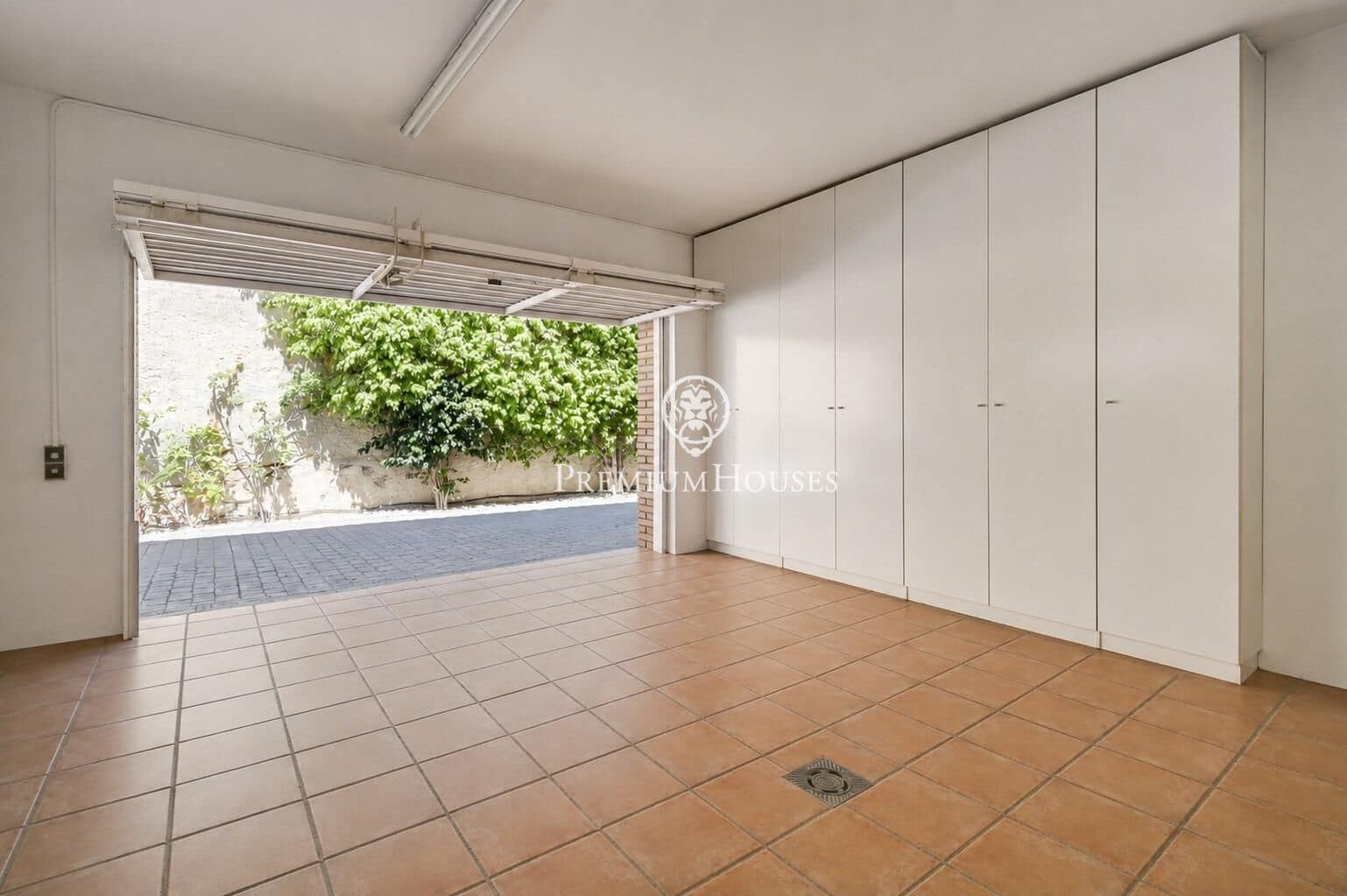 4 bedroom Villa for sale in Tiana with pool garage - € 1,850,000 (Ref: 10041162)