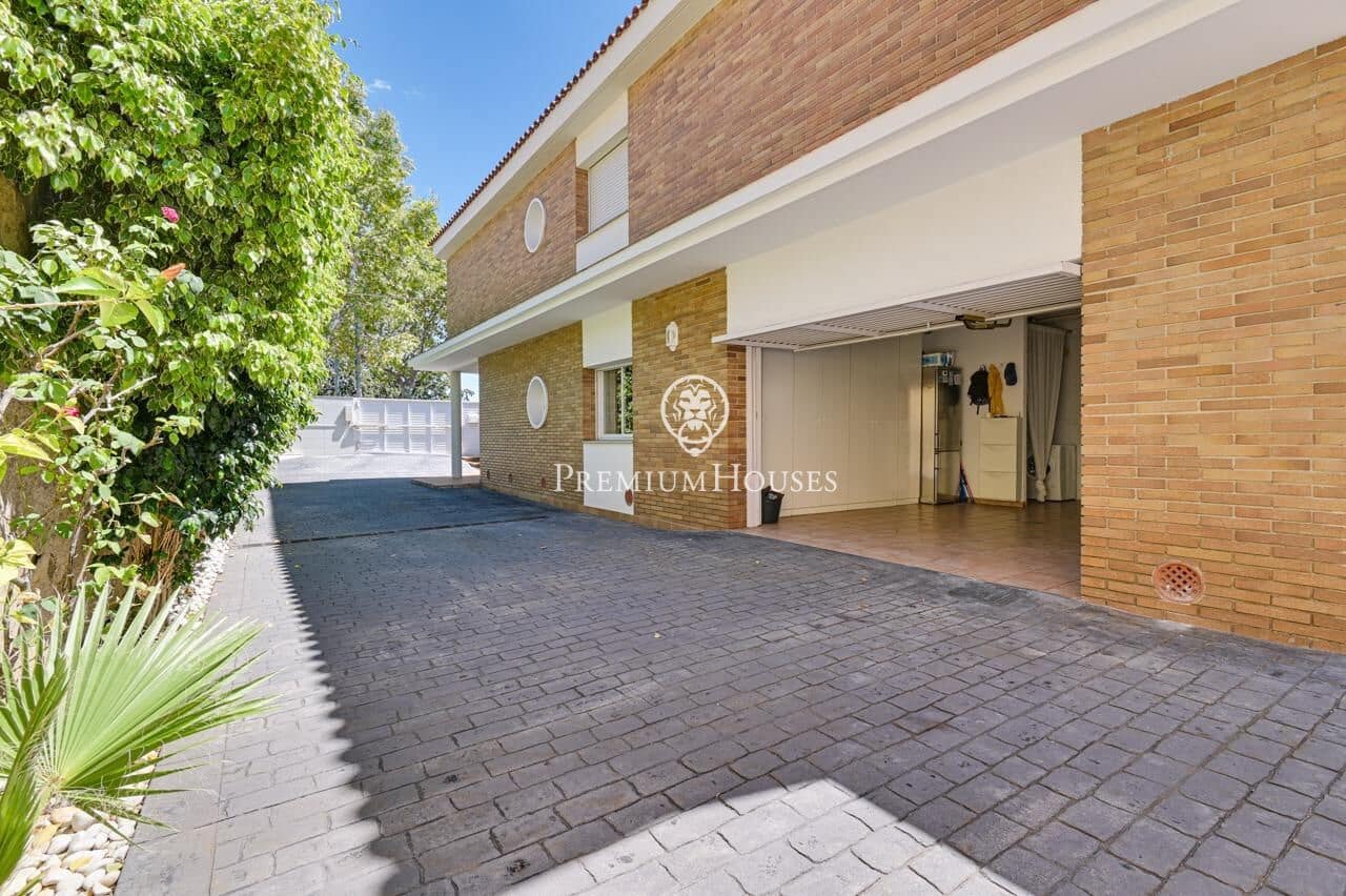 4 bedroom Villa for sale in Tiana with pool garage - € 1,850,000 (Ref: 10041162)