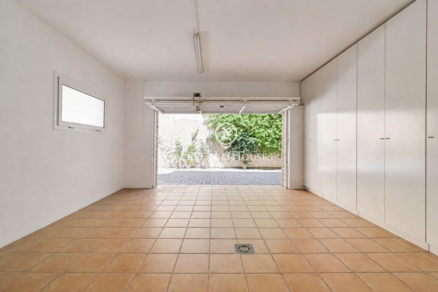 4 bedroom Villa for sale in Tiana with pool garage - € 1,850,000 (Ref: 10041162)