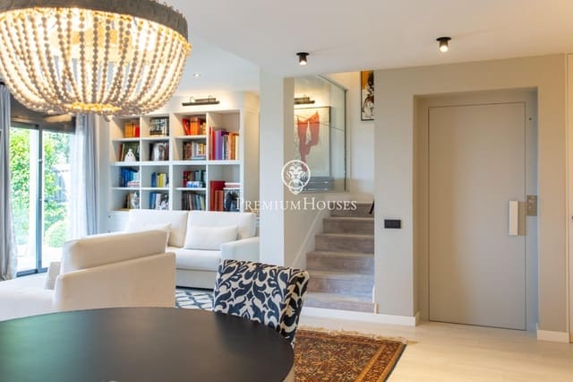 4 bedroom Semi-detached Villa for sale in Mataró with pool garage - € 995,000 (Ref: 10098448)