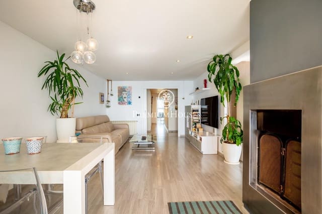 3 bedroom Flat for sale in Sant Vicenç de Montalt with pool garage - € 890,000 (Ref: 10100170)