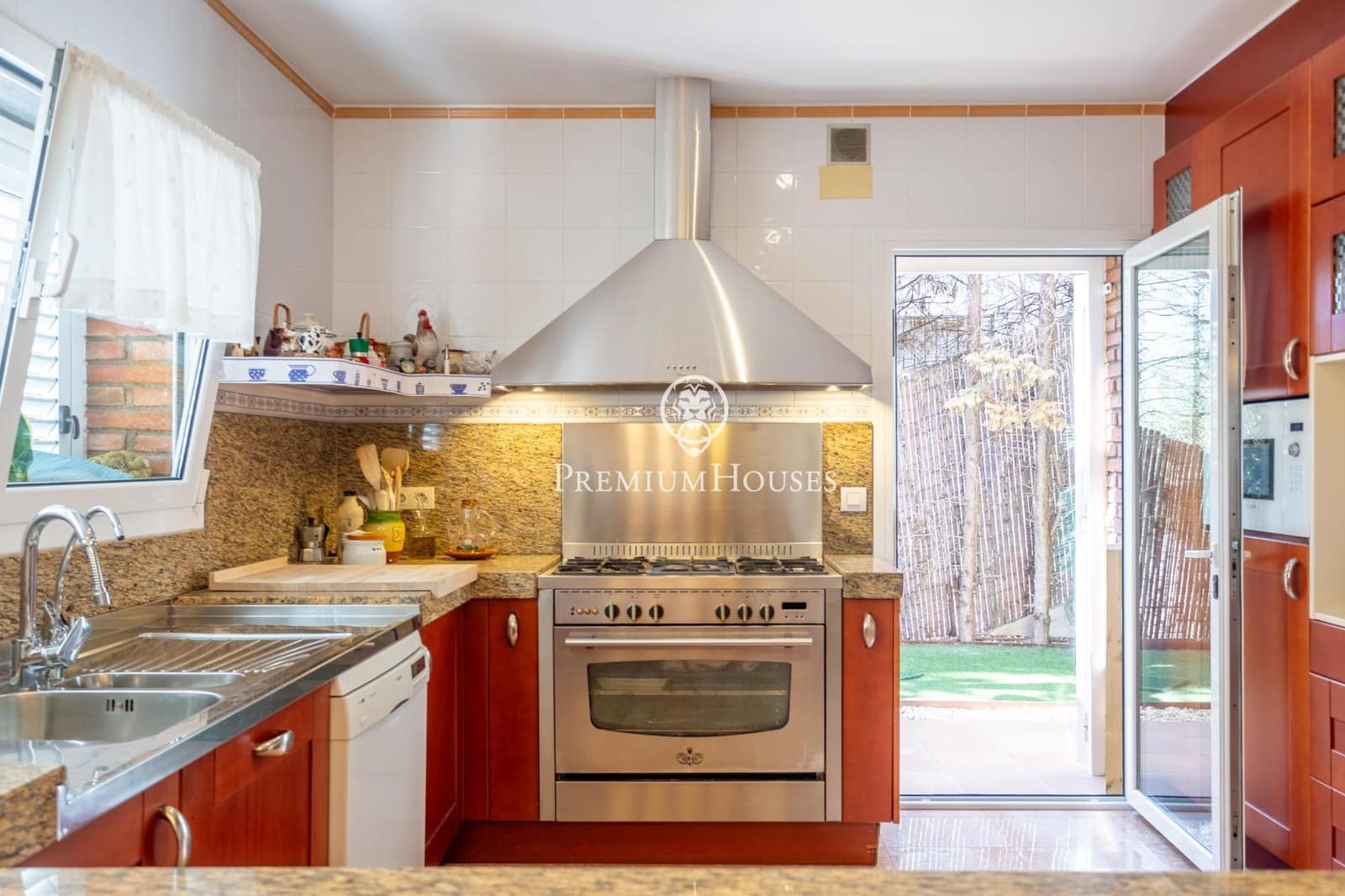 6 bedroom Villa for sale in Teia with garage - € 1,350,000 (Ref: 10120237)