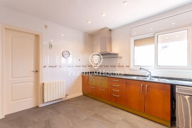 5 bedroom Villa for sale in Arenys de Mar with pool garage - € 750,000 (Ref: 9205001)