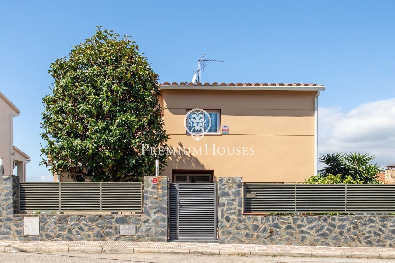 5 soveværelse Villa til salg i Arenys de Mar med swimmingpool garage - € 750.000 (Ref: 9205001)