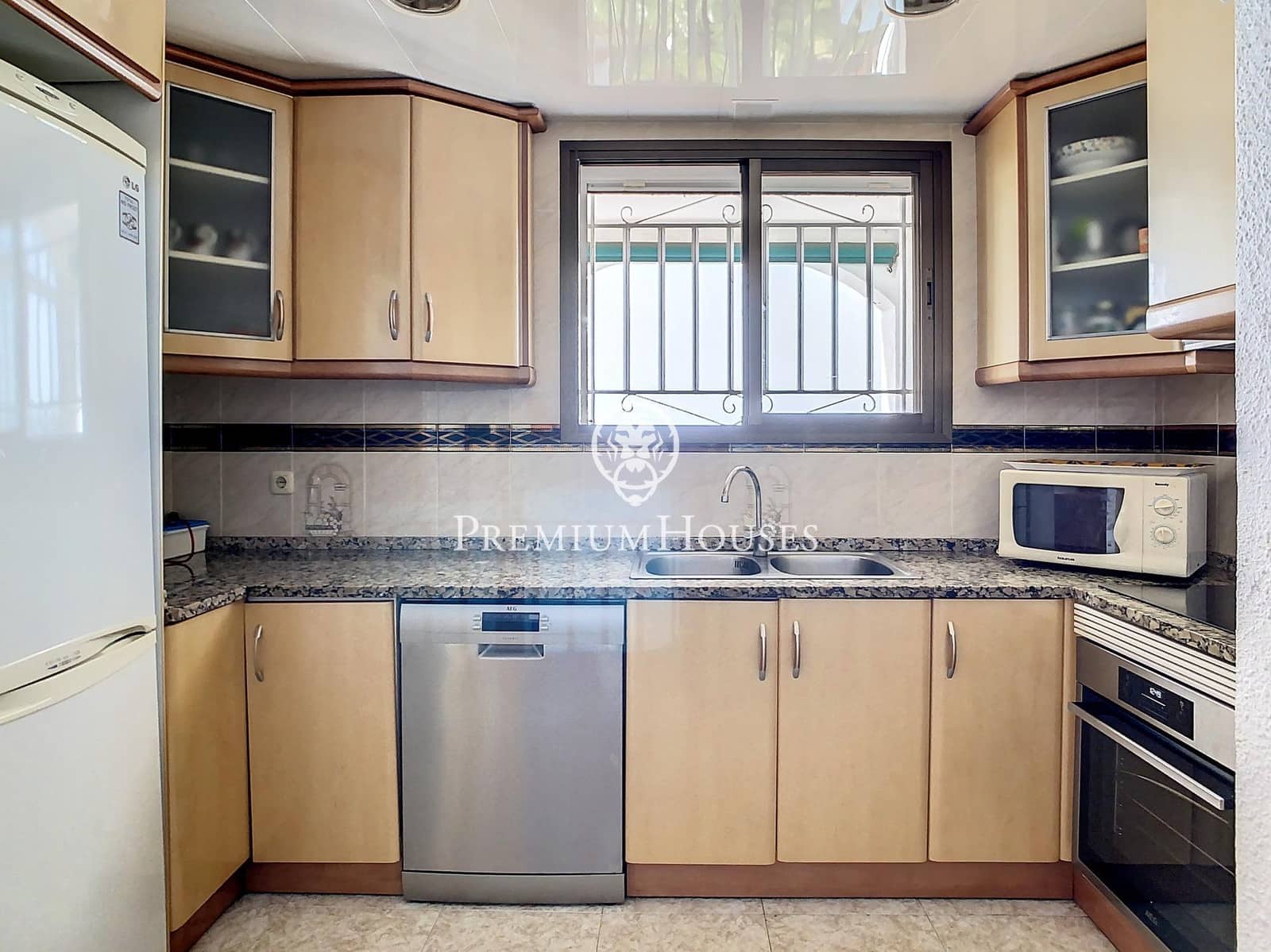 4 chambre Villa/Maison à vendre à Santa Susanna avec piscine - 360 000 € (Ref: 9205005)