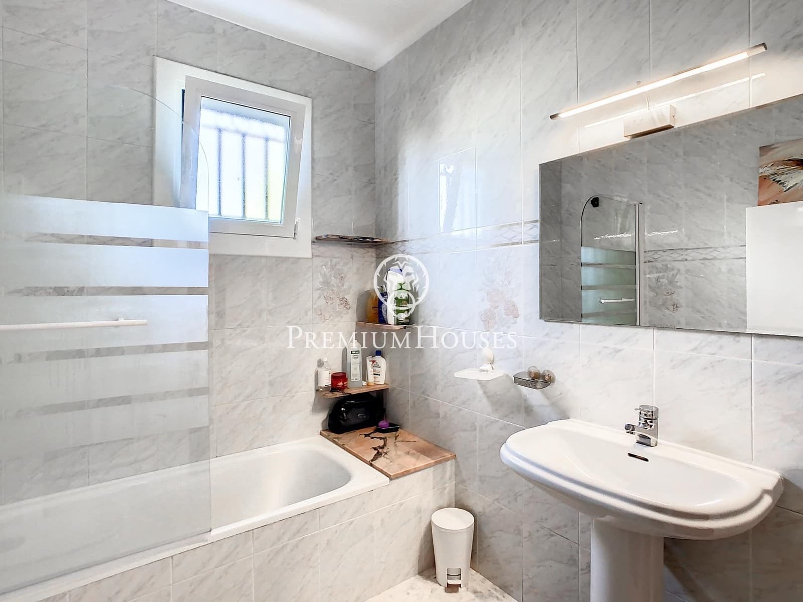 4 chambre Villa/Maison à vendre à Santa Susanna avec piscine - 360 000 € (Ref: 9205005)