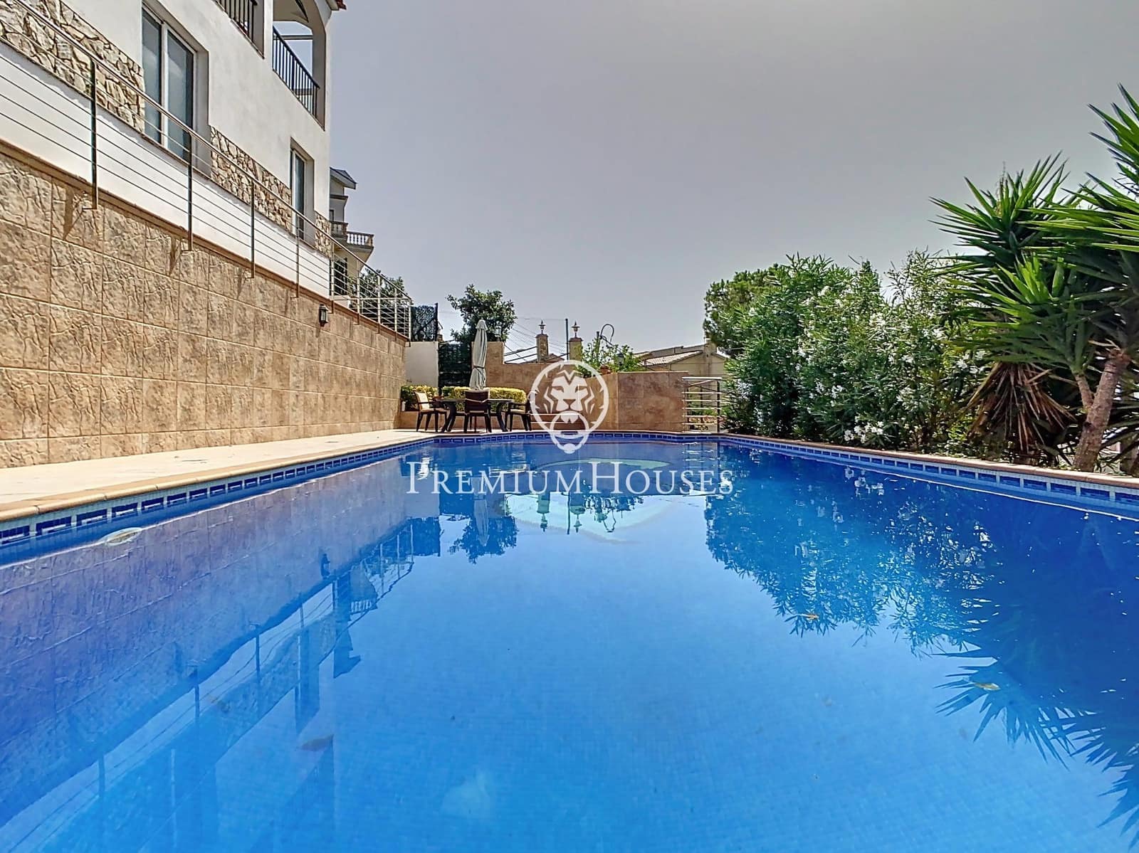 4 chambre Villa/Maison à vendre à Santa Susanna avec piscine - 360 000 € (Ref: 9205005)