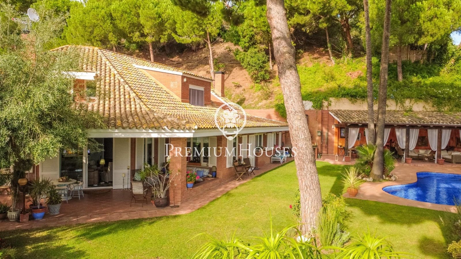 5 sypialnia Willa na sprzedaż w Sant Vicenc de Montalt z basenem garażem - 1 200 000 € (Ref: 9205012)