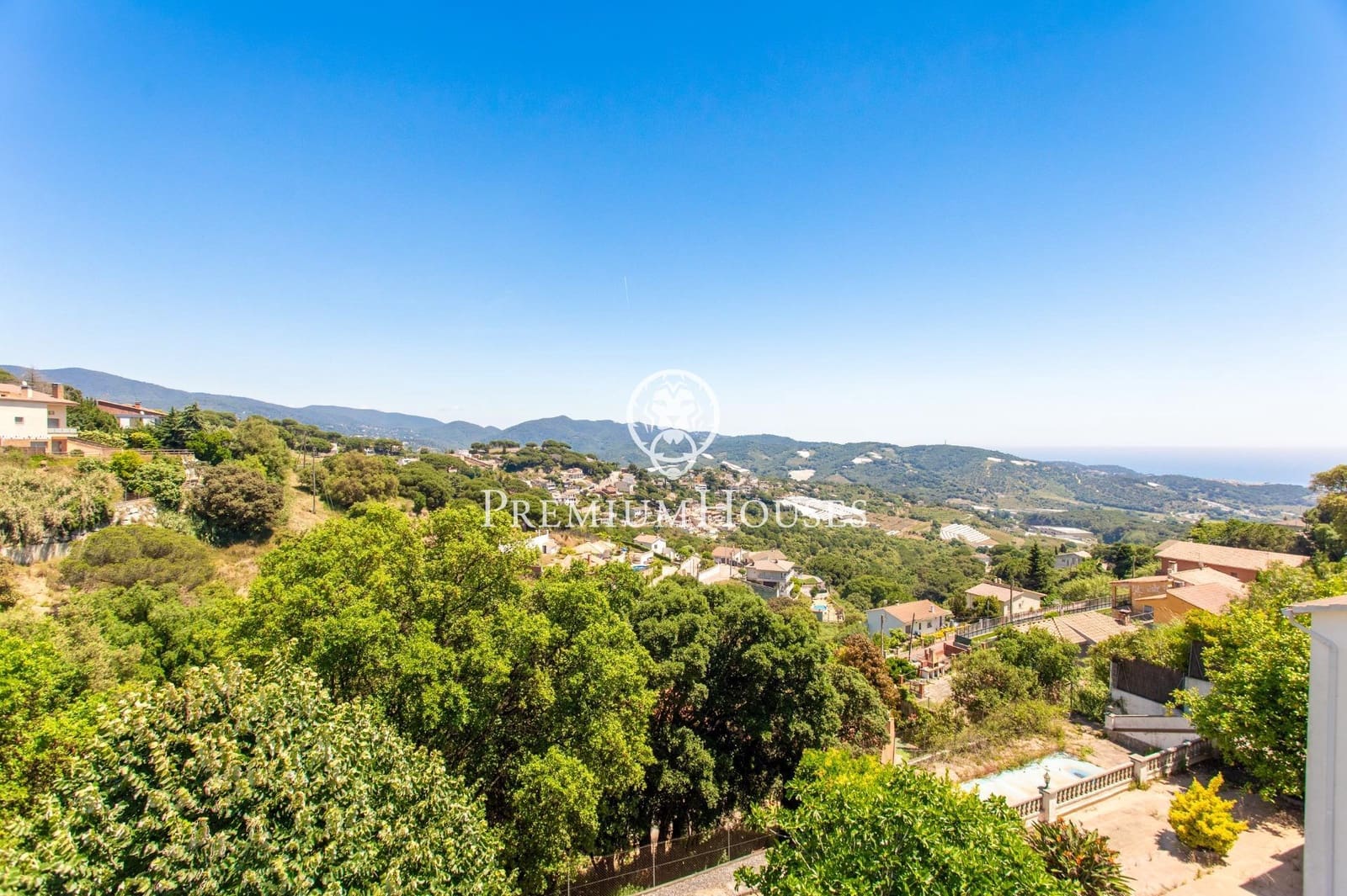 4 slaapkamer Villa te koop in Sant Cebria de Vallalta met zwembad garage - € 680.000 (Ref: 9205018)