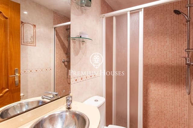 3 makuuhuone Omakotitalo myytävänä paikassa Mataró mukana 
autotalli - 565 000 € (Ref: 9205026)