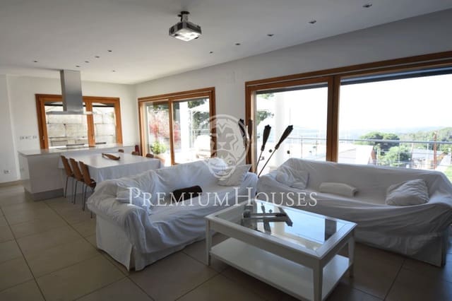 4 chambre Villa/Maison à vendre à Sant Cebrià de Vallalta avec piscine garage - 750 000 € (Ref: 9205056)