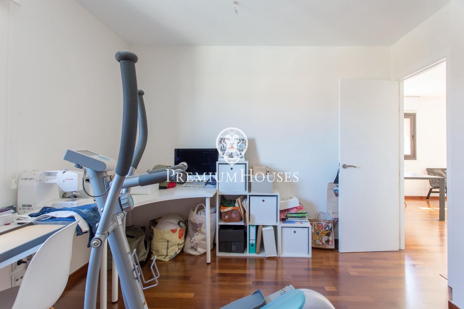 4 makuuhuone Huvila myytävänä paikassa Vallromanes mukana uima-altaan 
autotalli - 690 000 € (Ref: 9205085)