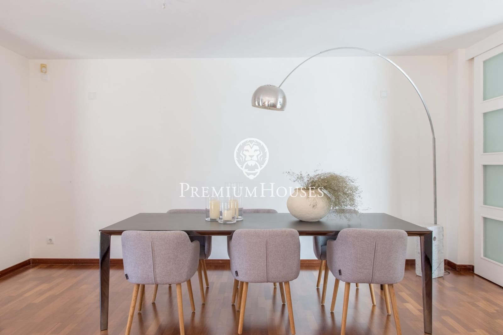 4 makuuhuone Huvila myytävänä paikassa Vallromanes mukana uima-altaan 
autotalli - 690 000 € (Ref: 9205085)