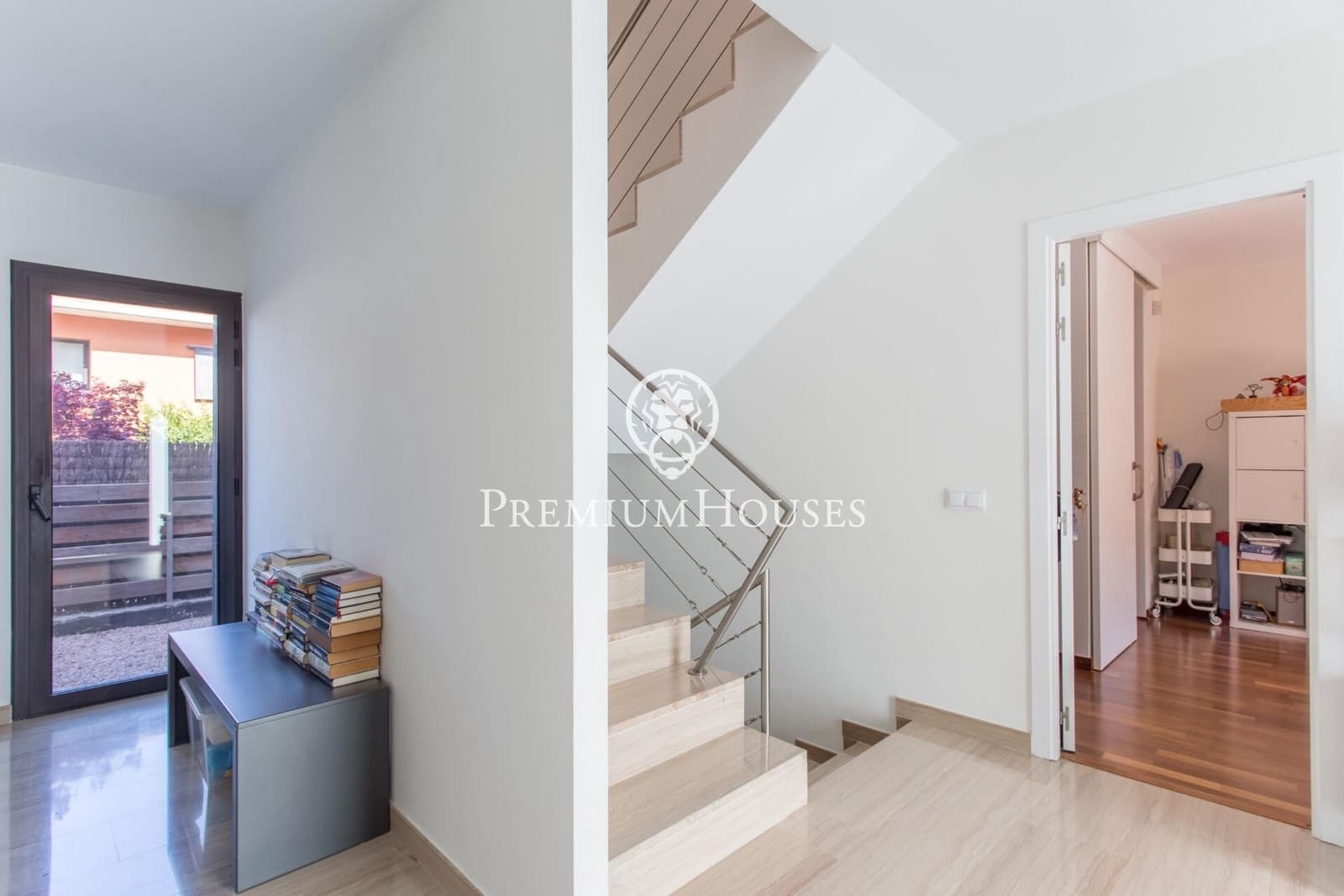 4 makuuhuone Huvila myytävänä paikassa Vallromanes mukana uima-altaan 
autotalli - 690 000 € (Ref: 9205085)