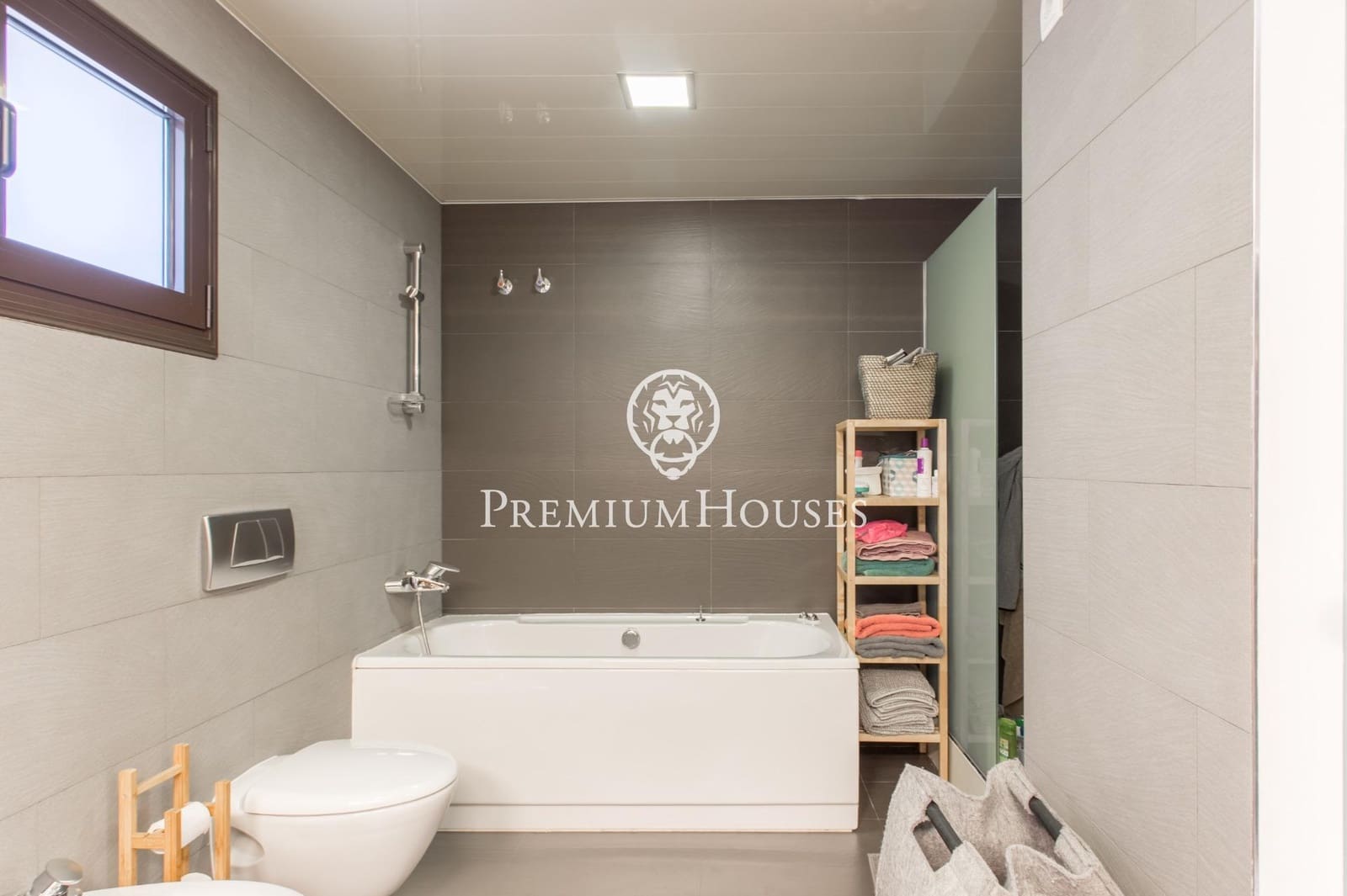 4 makuuhuone Huvila myytävänä paikassa Vallromanes mukana uima-altaan 
autotalli - 690 000 € (Ref: 9205085)