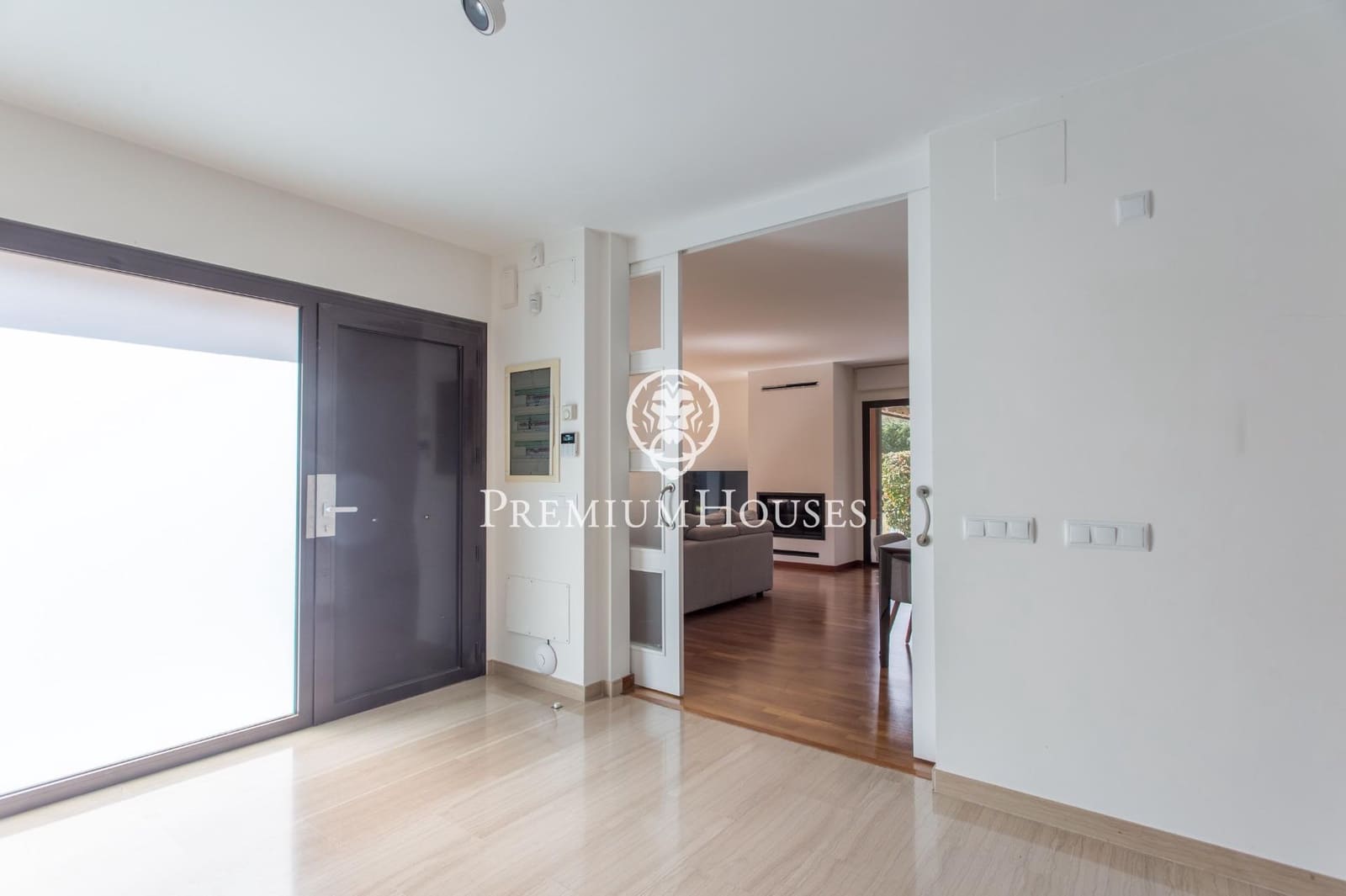 4 makuuhuone Huvila myytävänä paikassa Vallromanes mukana uima-altaan 
autotalli - 690 000 € (Ref: 9205085)