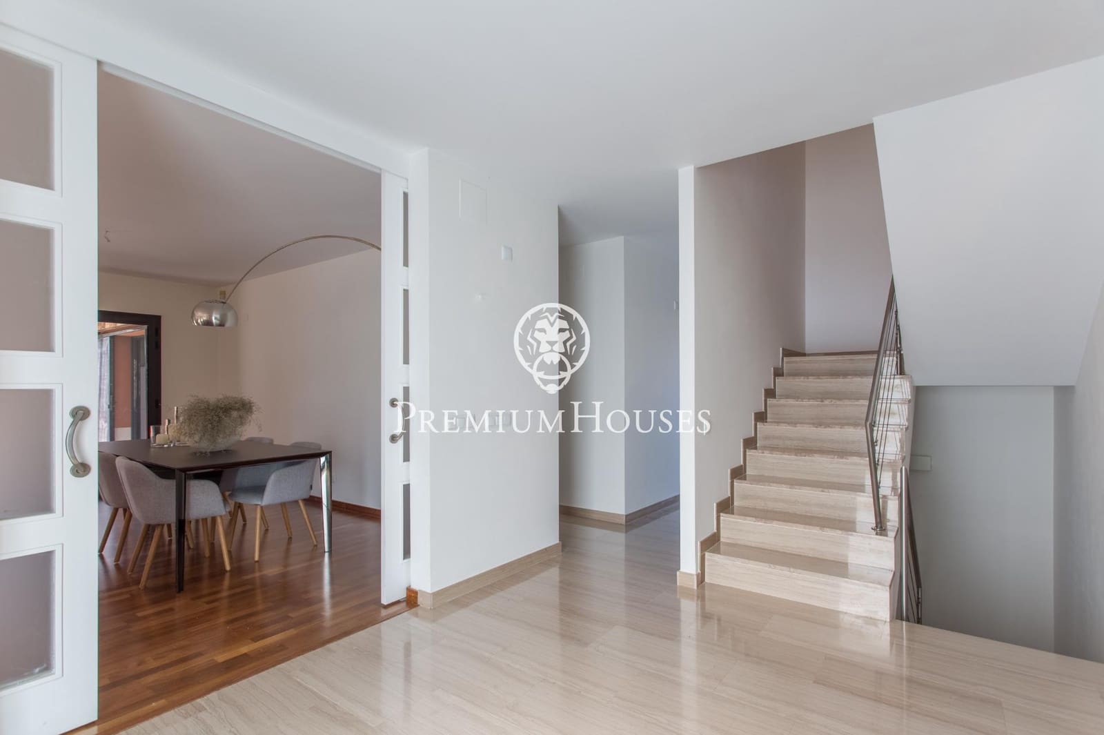 4 makuuhuone Huvila myytävänä paikassa Vallromanes mukana uima-altaan 
autotalli - 690 000 € (Ref: 9205085)