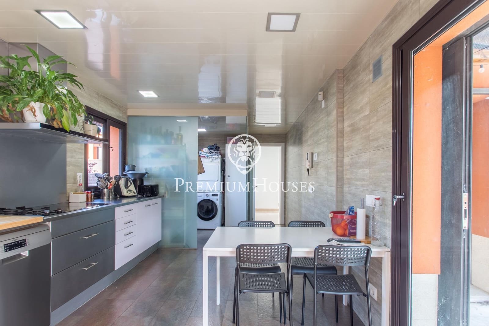 4 makuuhuone Huvila myytävänä paikassa Vallromanes mukana uima-altaan 
autotalli - 690 000 € (Ref: 9205085)