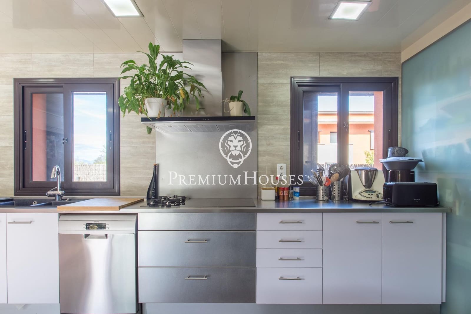 4 makuuhuone Huvila myytävänä paikassa Vallromanes mukana uima-altaan 
autotalli - 690 000 € (Ref: 9205085)