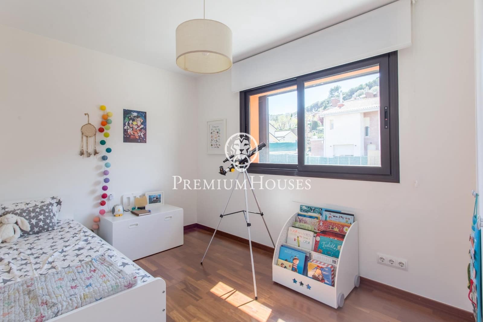 4 makuuhuone Huvila myytävänä paikassa Vallromanes mukana uima-altaan 
autotalli - 690 000 € (Ref: 9205085)