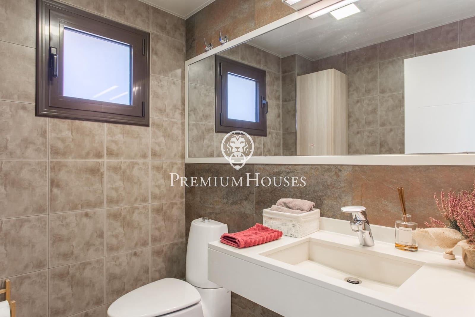 4 makuuhuone Huvila myytävänä paikassa Vallromanes mukana uima-altaan 
autotalli - 690 000 € (Ref: 9205085)