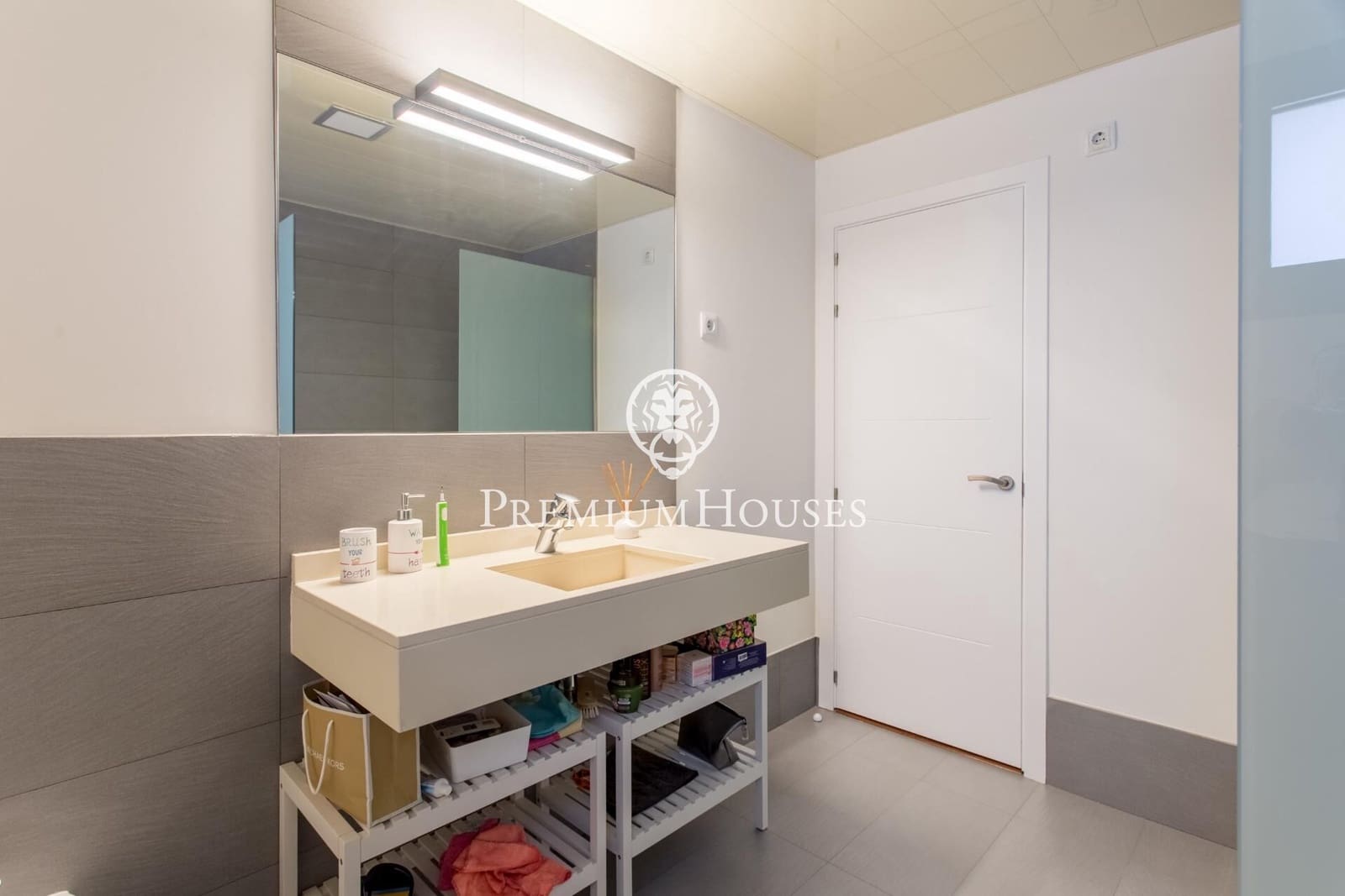 4 makuuhuone Huvila myytävänä paikassa Vallromanes mukana uima-altaan 
autotalli - 690 000 € (Ref: 9205085)