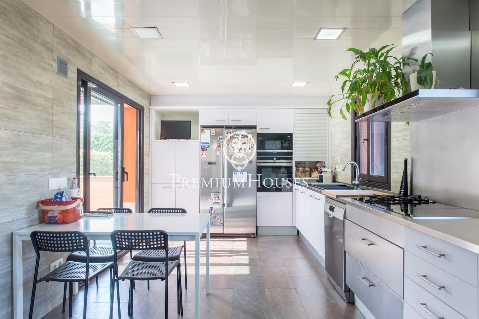 4 makuuhuone Huvila myytävänä paikassa Vallromanes mukana uima-altaan 
autotalli - 690 000 € (Ref: 9205085)